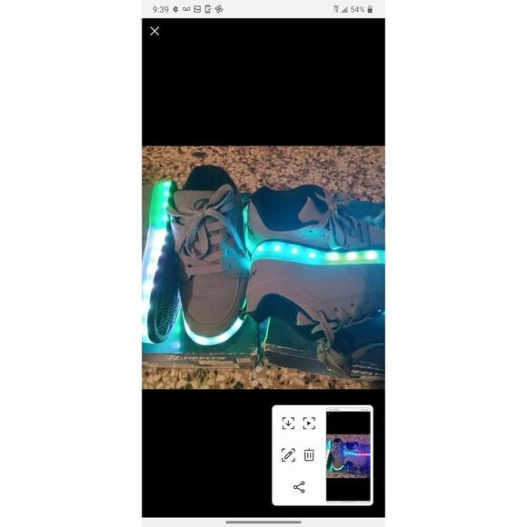 One pair of Heelys - Picture 2 of 8